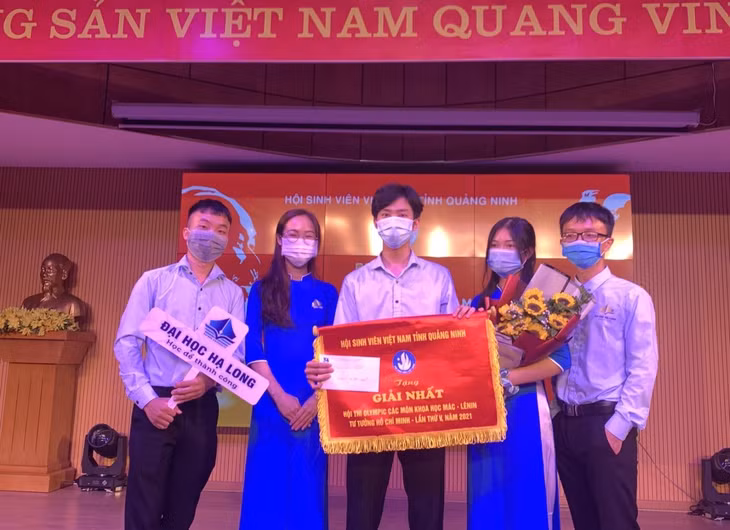 Sinh viên CLB Sinh viên 5 tốt Trường Đại học Hạ Long đoạt giải nhất Hội thi Olympic các môn khoa học Mác-Lênin, tư tưởng Hồ Chí Minh năm 2021.