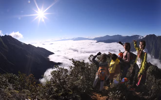 Mây ngàn Tà Chì Nhù tạo nên khung cảnh kỳ vĩ có một không hai trong buổi sớm mai.