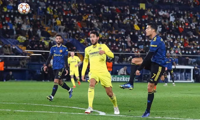 Pha tâng bóng đầy cảm giác của Ronaldo, giúp Man Utd hạ gục Villarreal lần thứ hai mùa này. Ảnh: REX