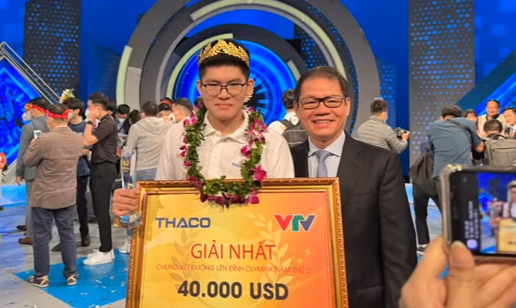 Hoàng Khánh chia sẻ niềm vui với mọi người sau cuộc thi.