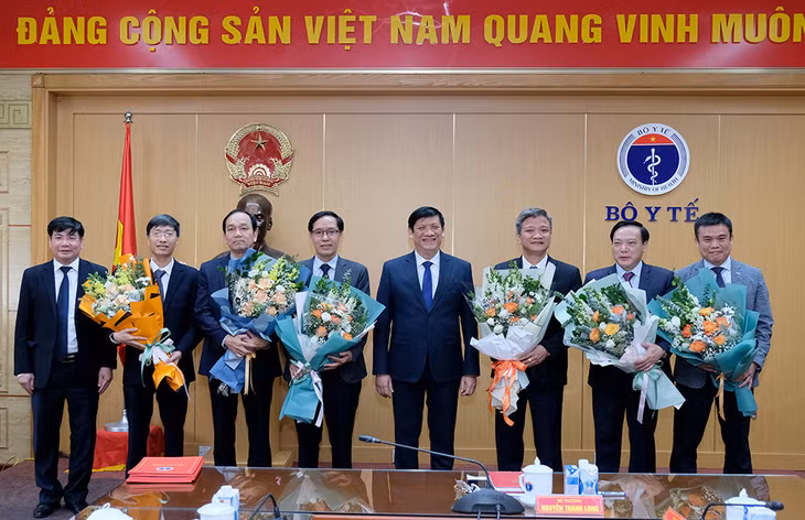 Bộ trưởng Nguyễn Thanh Long chúc mừng các đồng chí bổ nhiệm chức vụ Chánh Văn phòng Ban Cán sự Đảng Bộ Y tế, lãnh đạo các Cục/Vụ trực thuộc Bộ Y tế.