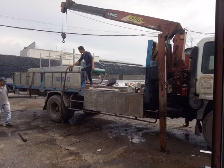 Xe nâng hỗ trợ vận chuyển hàng hoá.