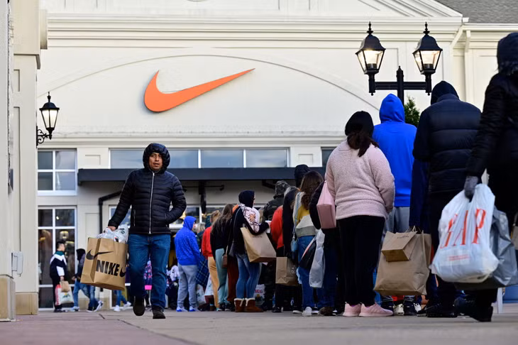 Dù đã mua được khá nhiều đồ, mọi người vẫn xếp hàng tại The Outlet Shoppes of the Bluegrass ở Simpsonville để săn thêm hàng giảm giá. Ảnh: Reuters