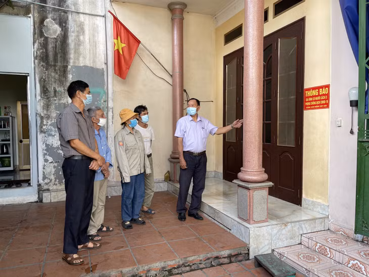 Tổ tự quản phòng, chống dịch Covid-19 số 2 (khu Vĩnh Tuy 2, phường Mạo Khê) giám sát việc thực hiện cách ly tại nhà của người dân.