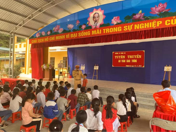 Công an huyện Tiên Yên tổ chức ngoại khóa tuyên truyền ATGT cho hơn 170 cán bộ, giáo viên và học sinh trường Tiểu học Phong Dụ.