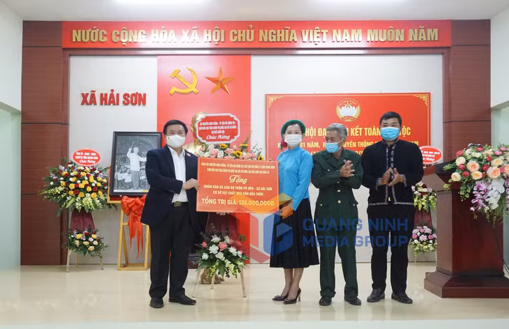 Đồng chí Nguyễn Xuân Thắng, Ủy viên Bộ Chính trị, Chủ tịch Hội đồng lý luận Trung ương, Giám đốc Học viện Chính trị Quốc gia Hồ Chí Minh tặng quà cho nhân dân, cán bộ thôn Pò Hèn (11-2021). Ảnh Nguyễn Thanh