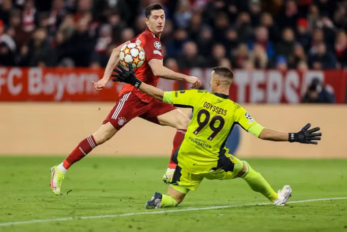 Lewandowski dễ dàng chọc thủng lưới Benfica. Ảnh: UEFA