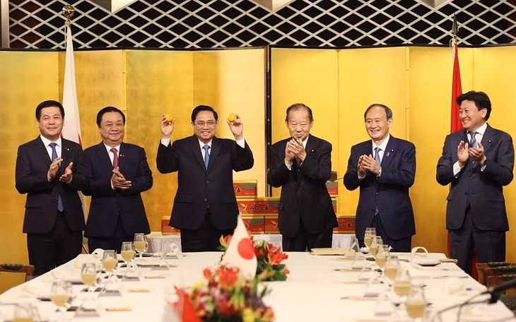 Thủ tướng Phạm Minh Chính, Ngài Suga Yoshihide, cựu Thủ tướng Nhật Bản và ngài Nikai Toshihiro, Chủ tịch Liên minh Nghị sỹ Hữu nghị Nhật-Việt dự Lễ xuất hành quả quýt Unshu sang thị trường Việt Nam. (Ảnh: TTXVN)