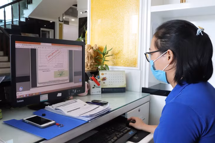 Kế toán Công ty CASA DECO (TP Hạ Long) thực hiện HĐĐT theo hình thức mới.