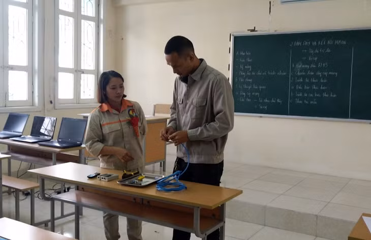Giảng viên Trường Đại học Công nghiệp Quảng Ninh hướng dẫn thực hành nghề điện cho sinh viên. (Ảnh chụp tháng 9/2020)