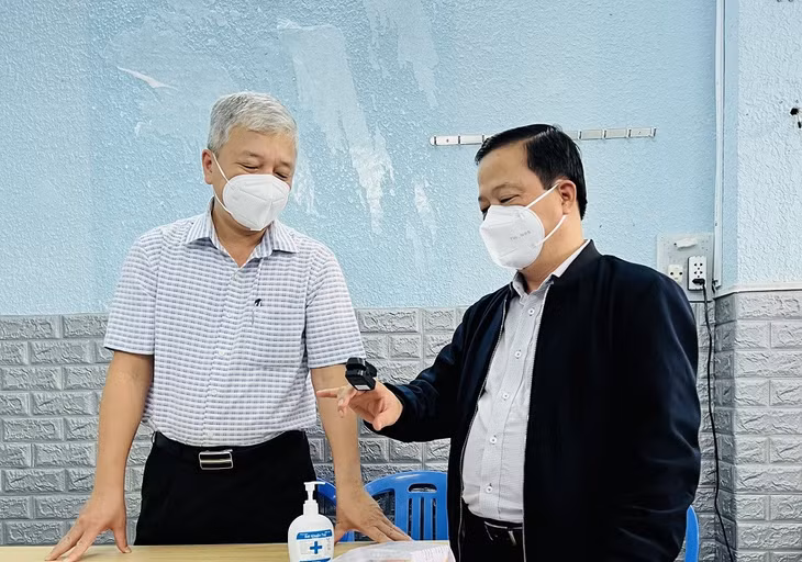 Ông Nguyễn Tuấn Thanh - Phó Chủ tịch Thường trực UBND tỉnh Bình Định (bìa phải) kiểm tra công tác phòng chống dịch ở TP Quy Nhơn.