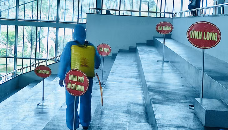 Cán bộ y tế thực hiện phun khử trùng khu vực thi đấu.