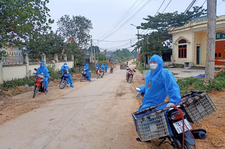 Tổ thanh niên tình nguyện tại xã Tân Bình đảm nhận vận chuyển lương thực, thực phẩm cho các gia đình có nhu cầu cách 2 ngày 1 lần, do toàn xã đang thực hiện phong tỏa. Ảnh do Huyện Đoàn Đầm Hà cung cấp