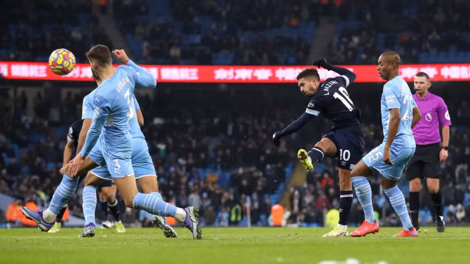 Lanzini ghi bàn rút ngắn tỷ số 1-2 cho West Ham ở phút 94. Ảnh: premierleague.com