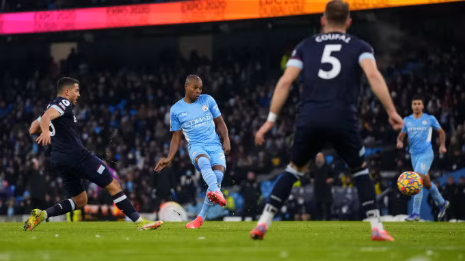 Fernandinho nhân đôi tỷ số cho Man City lên 2-0 ở phút 90. Ảnh: premierleague.com