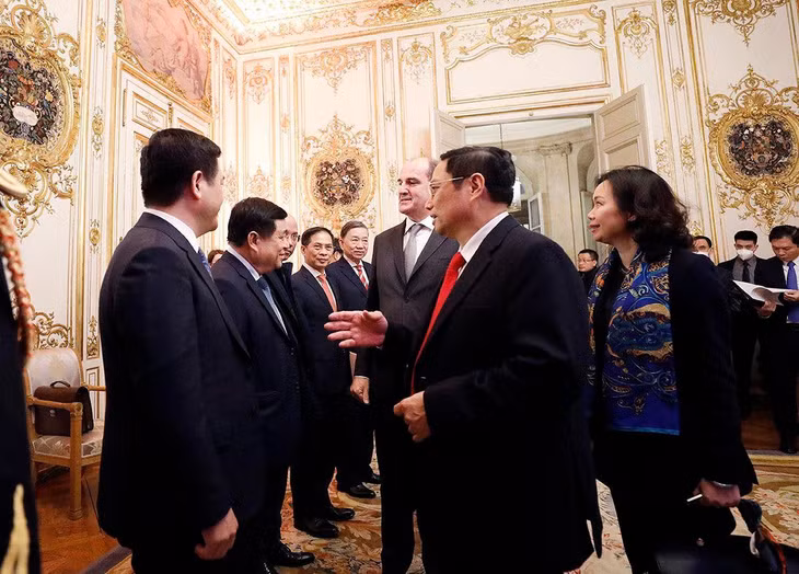 Thủ tướng Phạm Minh Chính giới thiệu với Thủ tướng Pháp Jean Castex các thành viên đoàn đại biểu cấp cao Việt Nam thăm Pháp Thủ tướng Phạm Minh Chính giới thiệu với Thủ tướng Pháp Jean Castex các thành viên đoàn đại biểu cấp cao Việt Nam thăm Pháp