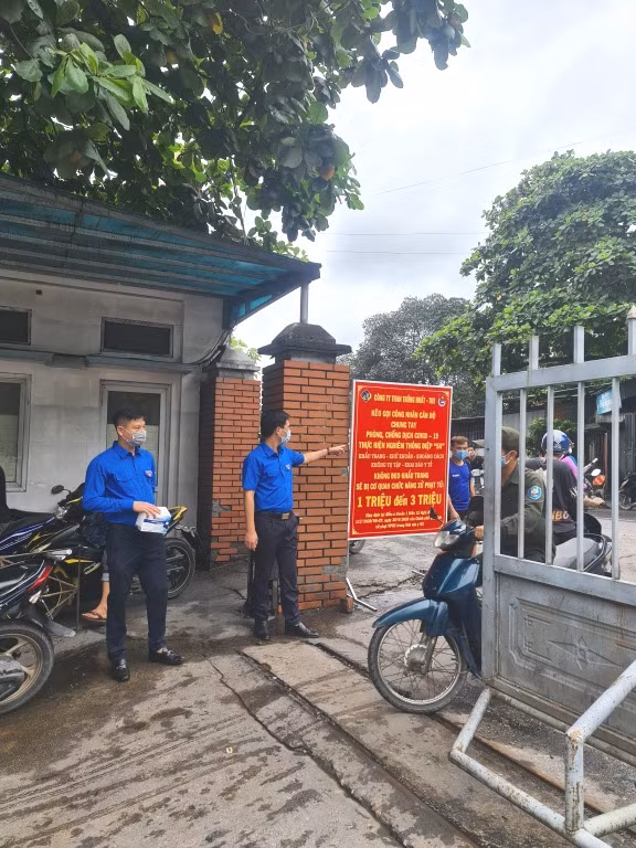 Trần Văn Đại (bên phải) hướng dẫn CBCN Công ty thực hiện các quy định phòng, chống dịch Covid-19.