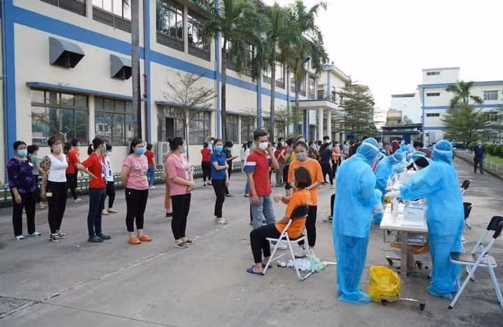 Ngành Y tế triển khai công tác truy vết, lấy mẫu xét nghiệm cho công nhân tại ổ dịch Công ty TNHH Sao Vàng (TP Uông Bí). Ảnh Nguyễn Hoa