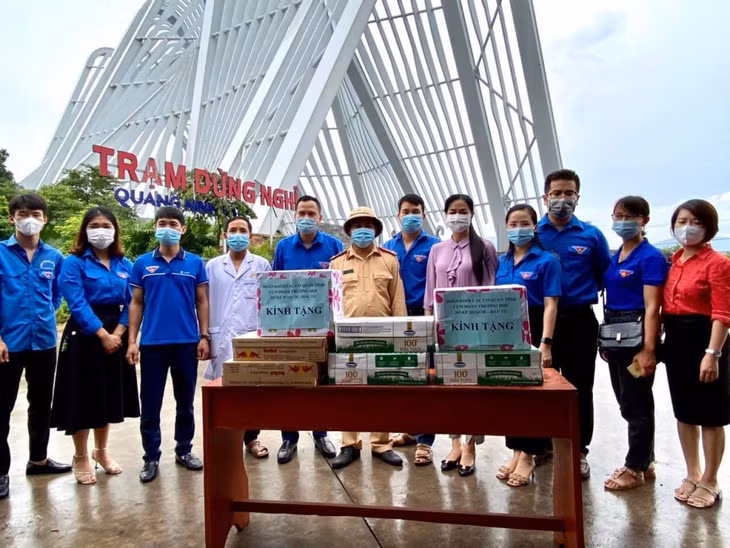 Đoàn Khối các cơ quan tỉnh tặng quà động viên CBCS Chốt kiểm soát phòng, chống dịch Covid-19 cầu Vàng chua (TX Đông Triều), tháng 9/2021.