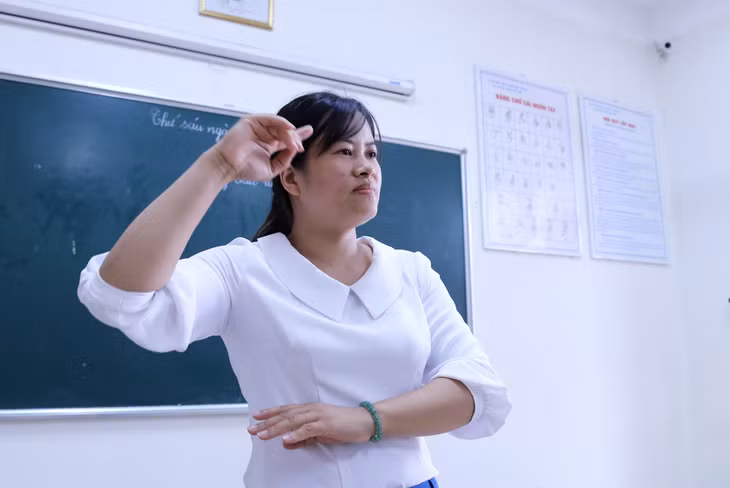 Cô Lan hướng dẫn trẻ học ký hiệu theo nội dung bài học.