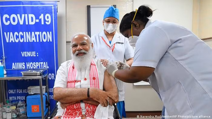 Thủ tướng Ấn Độ Narendra Modi tiêm vaccine phòng COVID-19. Ảnh: AP
