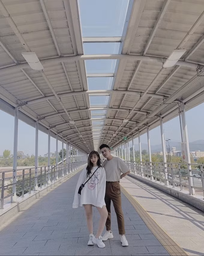 Thanh Quỳnh cùng bạn trong chuyến du lịch Hàn Quốc vào năm 2019. Đi tàu điện là một trải nghiệm cần có, được nhóm bạn lên kế hoạch từ trước chuyến đi. Ảnh: Thanh Quỳnh