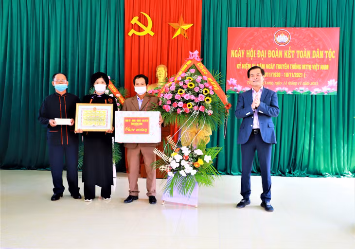 Đồng chí Bùi Văn Khắng - Phó chủ tịch UBND tỉnh tặng hoa và Bằng khen của tỉnh cho cán bộ và nhân dân thôn Đồng Long, xã Đồng Tâm.
