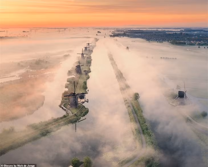 Hình ảnh thanh bình này là những chiếc cối xay gió Overwaard có từ thế kỷ 18 ở làng Kinderdijk. Nó đã được UNESCO công nhận là Di sản Thế giới từ năm 1997