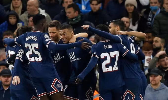 Đồng đội chia vui với bàn mở tỷ số của Mbappe trên sân Etihad. Ảnh: Reuters