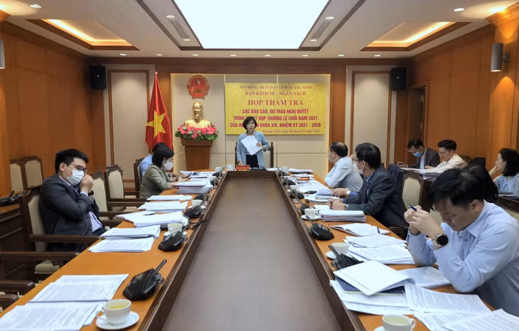 Quang cảnh cuộc họp thẩm tra của Ban Kinh tế - Ngân sách HĐND tỉnh.