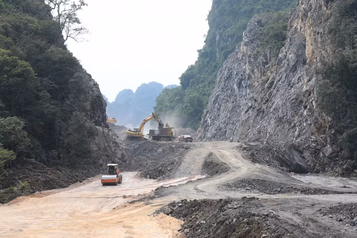 Thi công đường nối từ hầm xuyên núi với đường bao biển (11-2021). Ảnh: Đỗ Phương