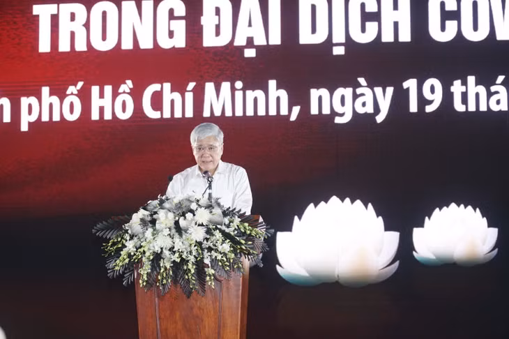Ông Đỗ Văn Chiến, Chủ tịch Ủy ban Trung ương Mặt trận Tổ quốc Việt Nam phát biểu tại Lễ tưởng niệm tại điểm cầu Hội trường Thống Nhất, TPHCM