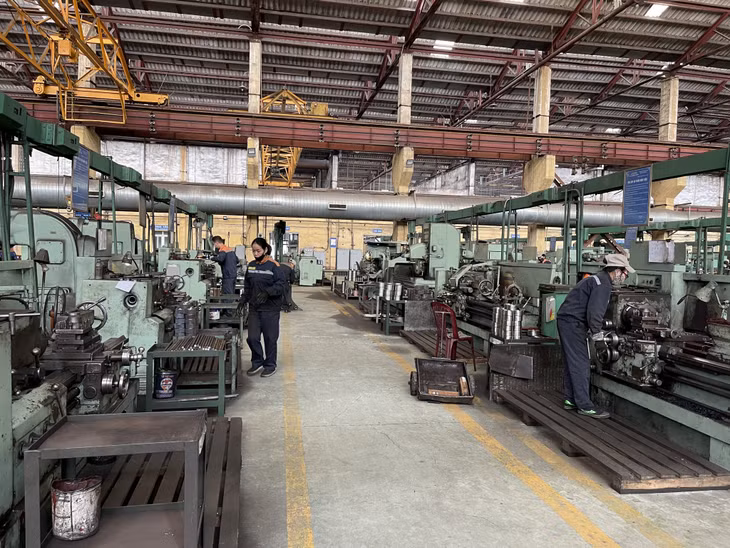Công nhân Công ty CP Công nghiệp Ô tô gia công các thiết bị cơ khí.