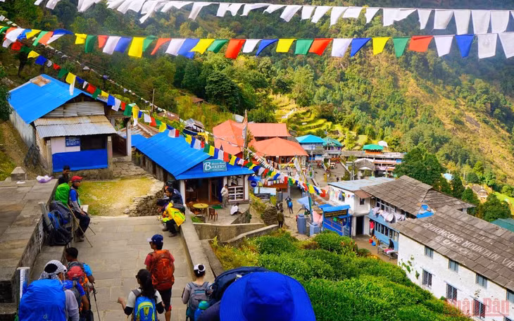 Một đất nước đang phát triển, diện tích nhỏ, thưa dân, nhưng với thiên nhiên hoang dã và văn hóa đặc sắc, Nepal vẫn mời gọi tín đồ xê dịch từ khắp thế giới. Trên những con đường mòn quanh co hoặc trạm nghỉ, trekker với mọi quốc tịch hay ngôn ngữ có thể gặp gỡ, trò chuyện, kết bạn với nhau