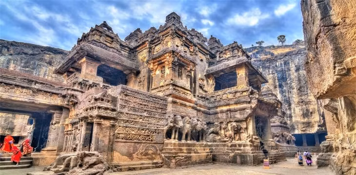 Với gần 30 hang động, đền thờ được chạm khắc trên các vách đá trong thế kỷ thứ VI đến thế kỷ thứ X. Các cấu trúc bằng đá bazan thể hiện các nền văn hóa Phật giáo, Ấn Độ giáo và Jain. Sự công phu của hang động này được thể hiện qua hang thứ 16 của đạo Hindu, một ngôi đền độc lập được đẽo từ đá rắn, dành riêng cho Thần Shiva và có kích thước gấp đôi đền Parthenon. Các hang động cách hang Ajanta nổi tiếng hơn 50 dặm và bạn hoàn toàn có thể ghé thăm Lễ hội Ellora hàng năm với nhịp điệu của khiêu vũ và âm nhạc cổ điển.