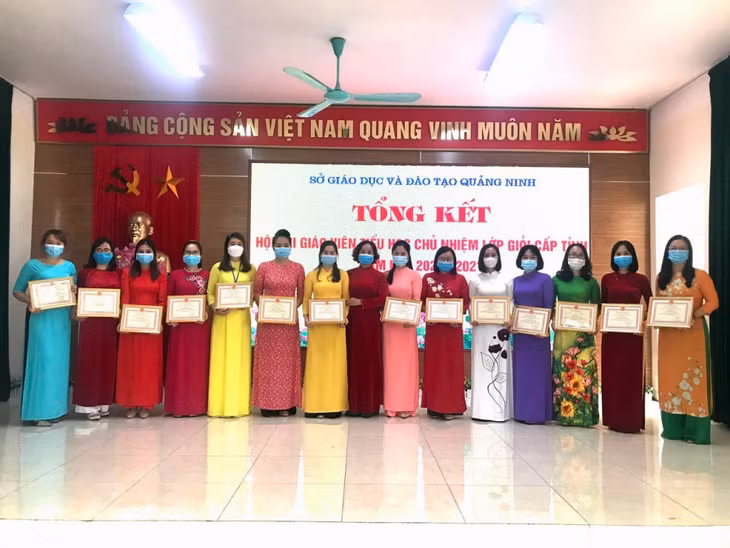 Các giáo viên chủ nhiệm tiểu học có kết quả xuất sắc được khen thưởng tại hội thi.