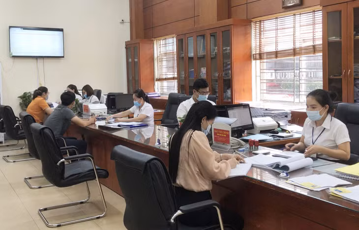 UBND phường Cẩm Thủy sử dụng phần mềm một cửa điện tử để giải quyết hồ sơ TTHC.