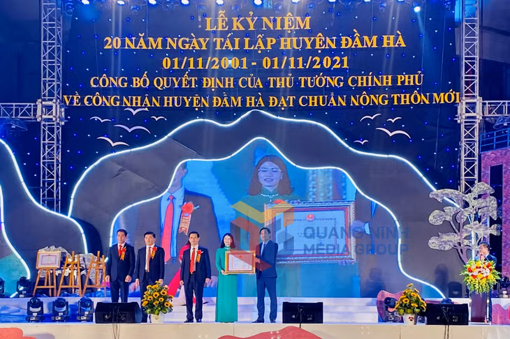 Thừa ủy quyền của Thủ tướng Chính phủ, Chủ tịch UBND tỉnh Nguyễn Tường Văn trao quyết định công nhận đạt chuẩn Nông thôn mới cho Đảng bộ, chính quyền và nhân dân các dân tộc huyện Đầm Hà (11-2021). Ảnh: Mai Linh