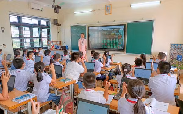 Một tiết học tại phòng học thông minh của học sinh Trường Tiểu học Trần Quốc Toản (TP Hạ Long).