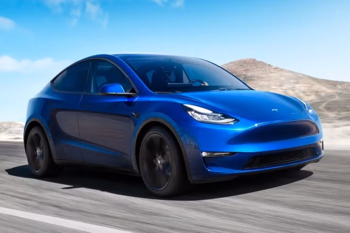 Các trụ sạc nhanh của Tesla cung cấp tốc độ sạc lên đến 250 kW nhưng không làm thay đổi điện áp. Ảnh: NetCarShow.