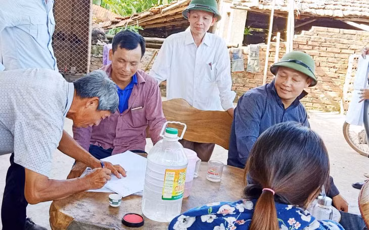 Nông dân huyện Hải Hà ký cam kết bàn giao mặt bằng dự án cao tốc Vân Đồn - Móng Cái, tháng 7/2020.