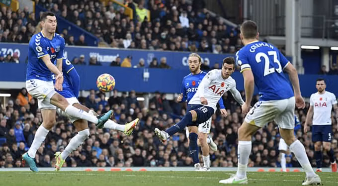 Pha cứa lòng của Lo Celso (số 18) trúng cột dọc, là cơ hội nguy hiểm nhất trận. Ảnh: Reuters
