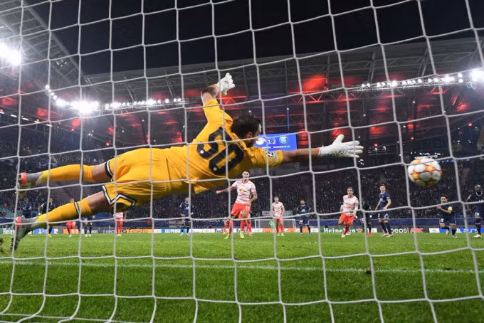 Szoboszlai sút phạt đền thành công, gỡ lại một điểm cho Leipzig. Ảnh: UEFA