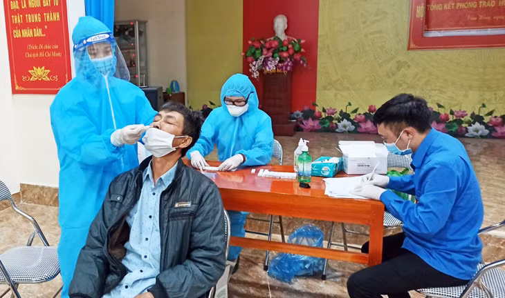 Người dân khu Cẩm Hồng thực hiện lấy mẫu test nhanh Covid - 19.