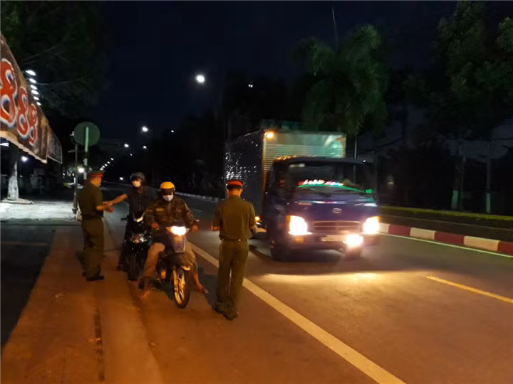 Tại Bạc Liêu, mọi người không được ra đường từ 20h hôm trước đến 4h hôm sau.