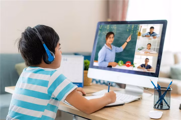 3. Lịch học của trẻ cần được điều chỉnh: Khi chuyển từ việc dạy trực tiếp qua trực tuyến, nhiều trường vẫn giữ nguyên lịch và thời lượng của tiết học. Thậm chí, có nhiều tiết học kéo dài gấp đôi so với khi học trực tiếp. Nếu ngồi quá lâu trước màn hình điện thoại, máy tính, trẻ dễ mệt mỏi và khó tiếp thu kiến thức. Vì thế, đại dịch đã đặt ra vấn đề mới về việc điều chỉnh lịch học. Giáo viên và học sinh cần nhiều thời gian nghỉ ngơi hơn, thời lượng các tiết học cần được cắt giảm phù hợp. (Ảnh: Houston Chronicle)