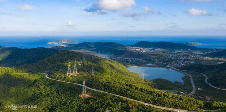 Đèo Ngang (ranh giới tự nhiên của Hà Tĩnh - Quảng Bình) nơi có chiều ngang hẹp nhất của nước ta tính từ biên giới Việt - Lào ra Biển Đông. Trong ảnh là một phần cung đèo Ngang vượt dãy Hoành Sơn, thuộc thị xã Kỳ Anh có núi non hùng vĩ.