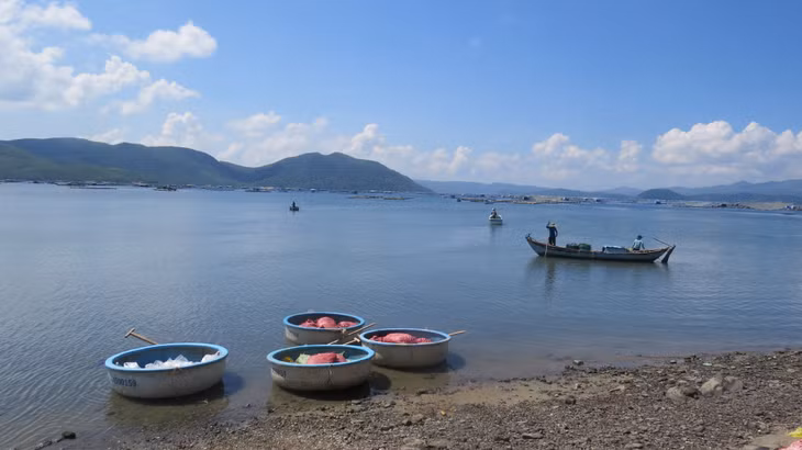 Tàu cá đã được chủ phương tiện trục vớt, lai dắt vào khu vực vùng biển Vũng Lắm (thị xã Sông Cầu, Phú Yên)
