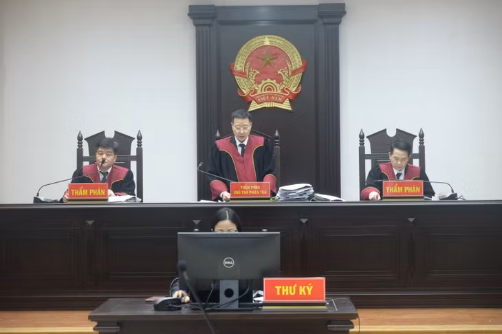 Hội đồng xét xử phúc thẩm tuyên án.