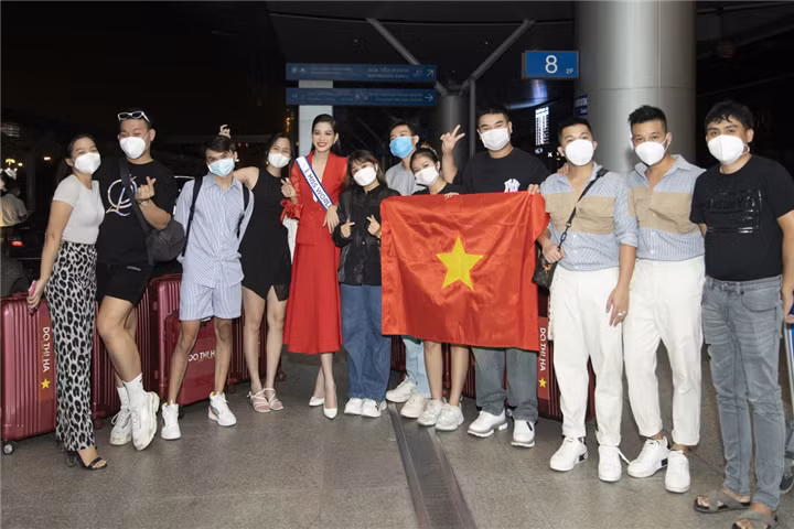 Sau buổi lễ nhận dải băng, đại diện Việt Nam tại Miss World 2021 - Hoa hậu Đỗ Hà chính thức lên đường đến Puerto Rico để tham dự cuộc thi Miss World 2021 sáng nay.